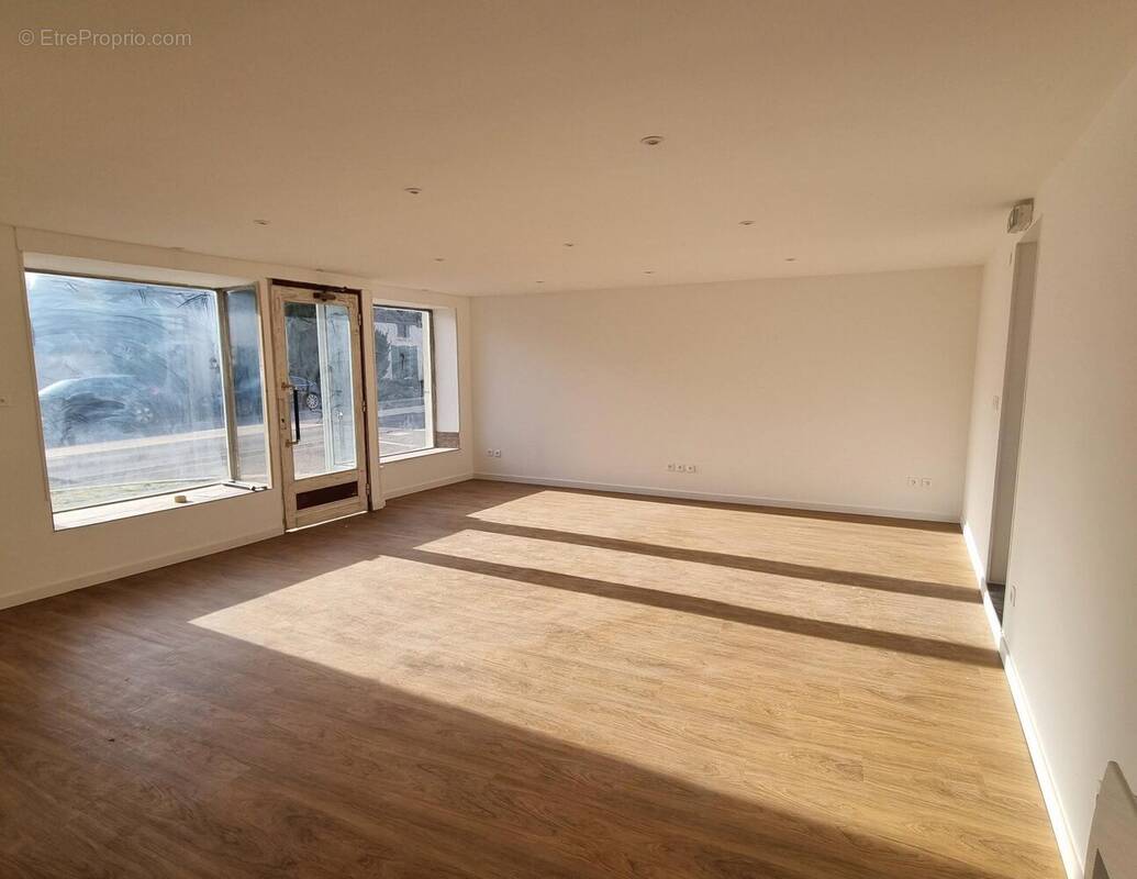 Commerce à LADOIX-SERRIGNY