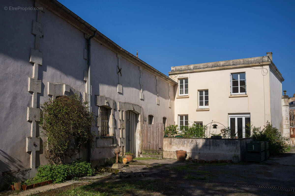 Maison à SAINT-JEAN-D'ANGELY