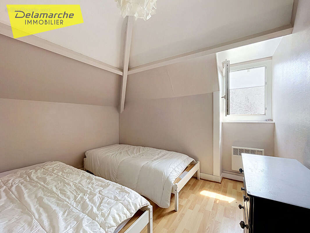 Immeuble historique - 2 appartements et 1 local commercial - Saint-Jean-le-Thomas (50530) - photo 11