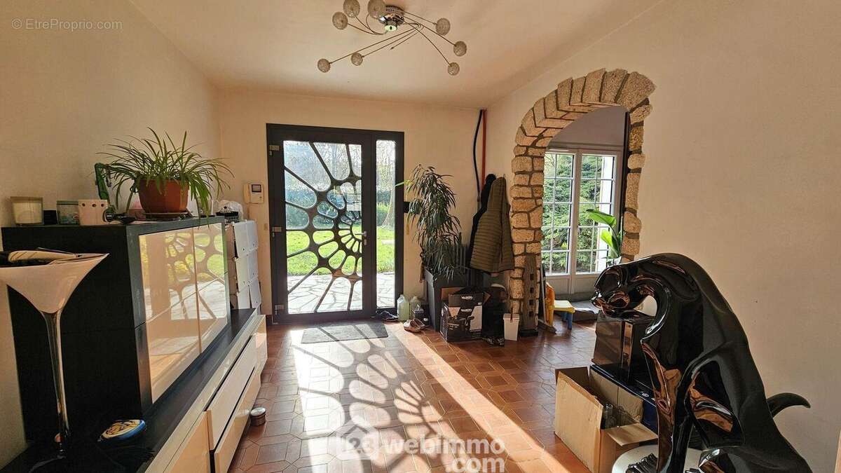 Une entrée spacieuse de 12 m² .. - Maison à MILLY-LA-FORET