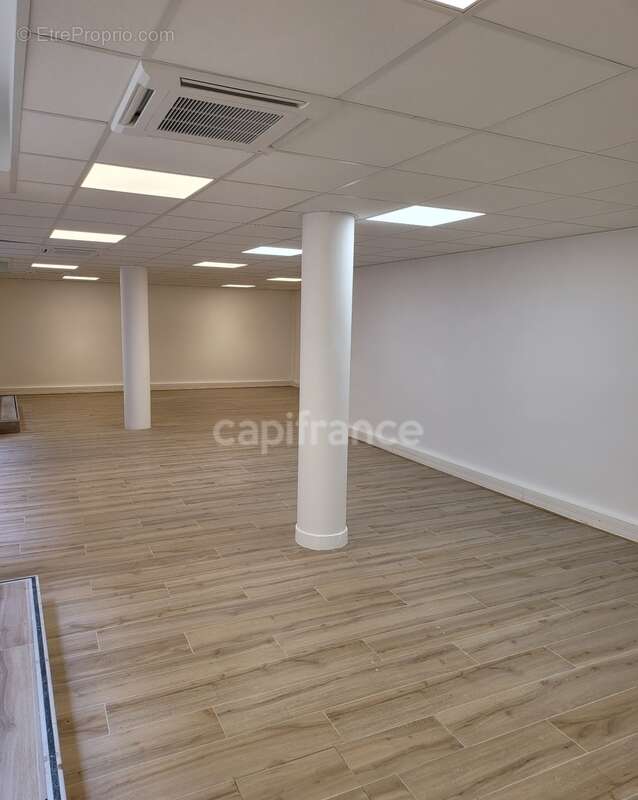 Dpt Paris (75), à vendre PARIS 15EME ARRONDISSEMENT Local commercial 200 m² - photo 6