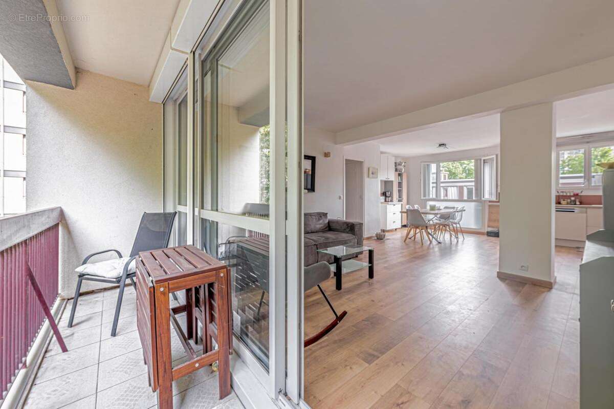 Saint-denis - appartement rénové avec balcon plein sud - photo 10