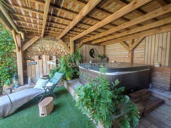 Maison à SAINT-CHAPTES