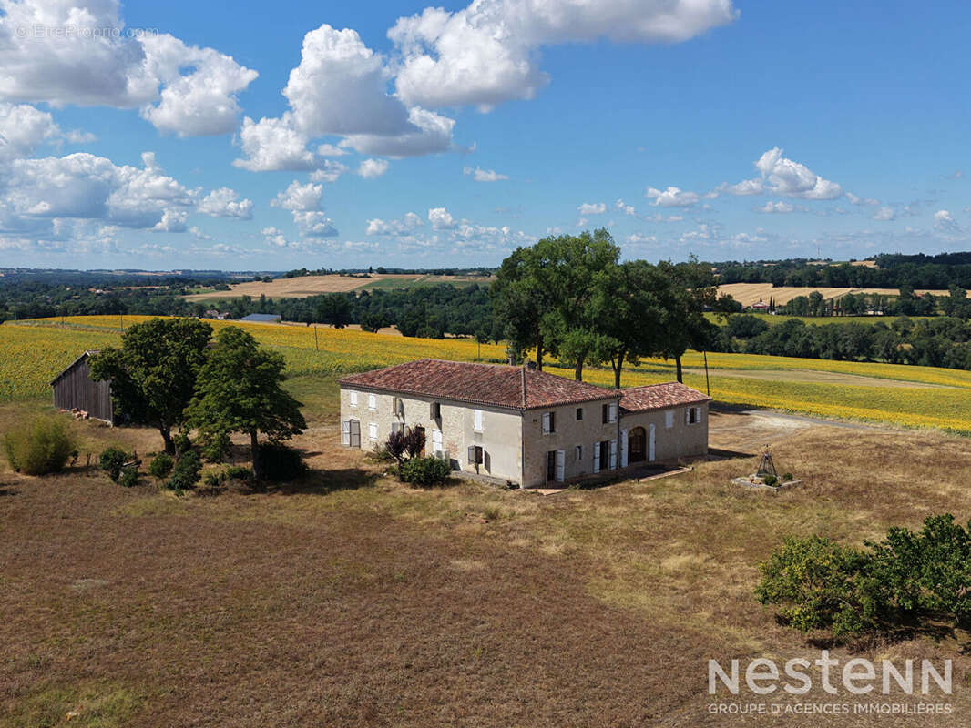 A Vendre Bâtisse en pierre de 209 m² en partie rénovée avec dépendances sur parcelle de plus de 1.2 ha - photo 4