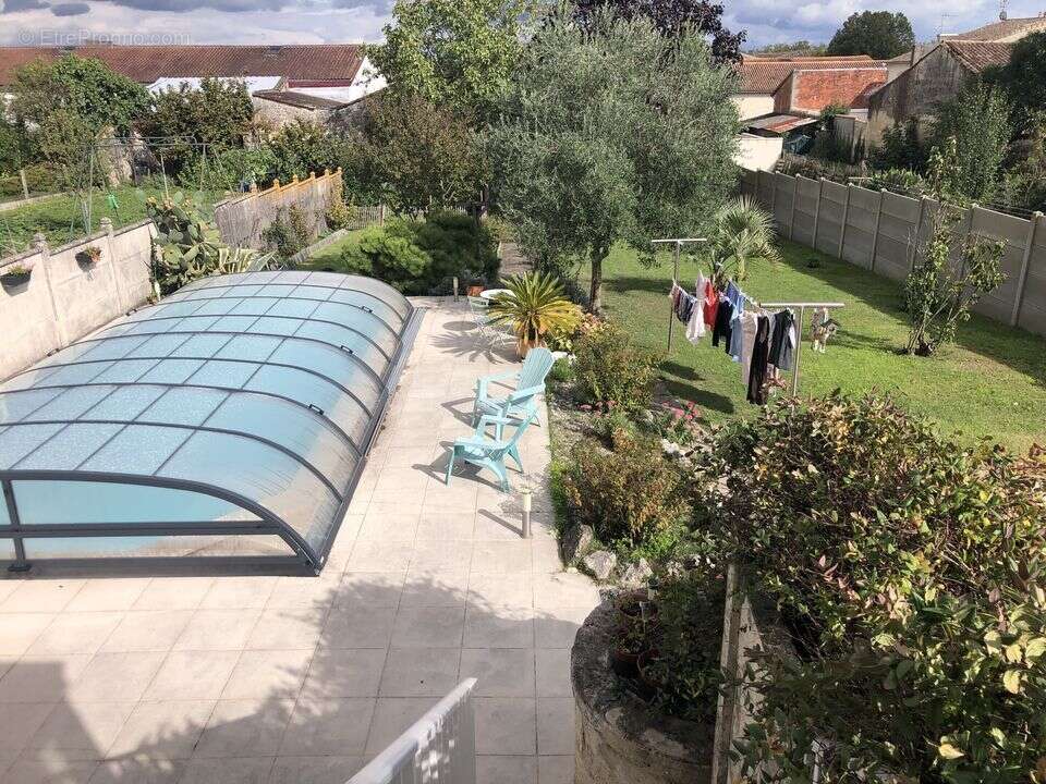  MAISON DE VILLE EN PIERRE 3 CHAMBRES GRAND TERRAIN 900 m2 - Maison à PAUILLAC