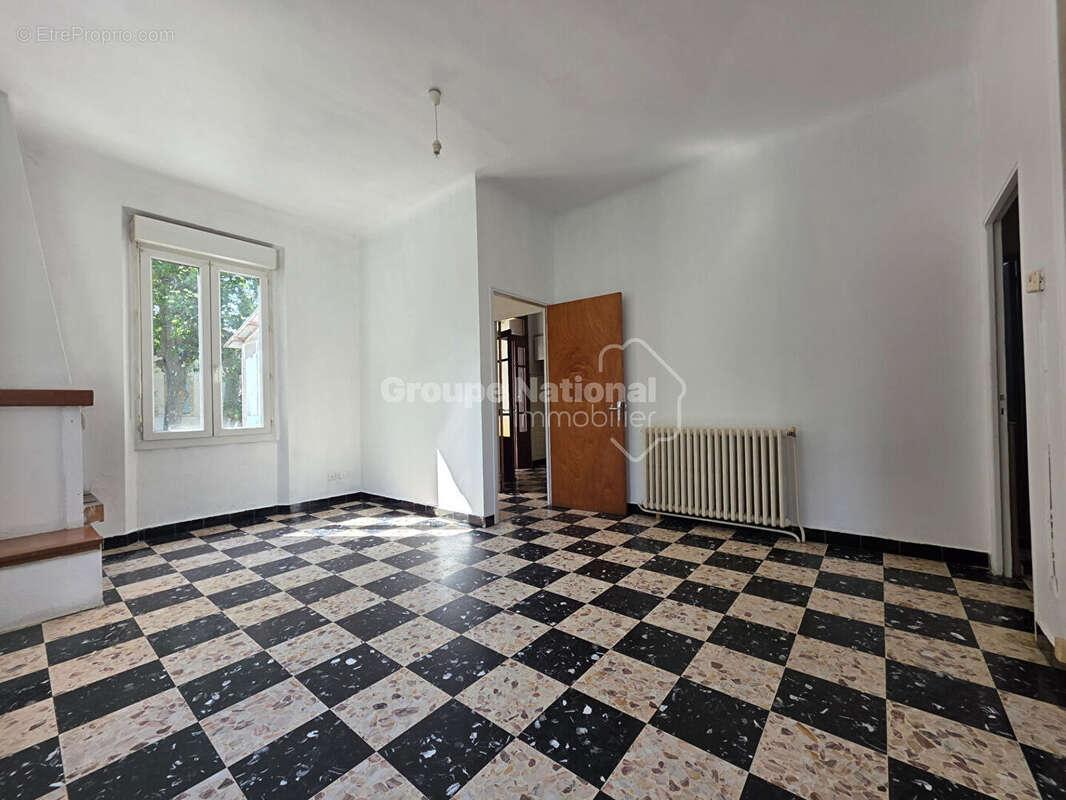 Maison de ville - Potentiel, grands garages et cour - photo 6