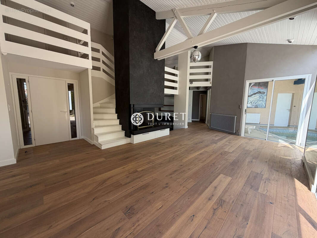 Maison 232 m² à La Bruffiere  - photo 2