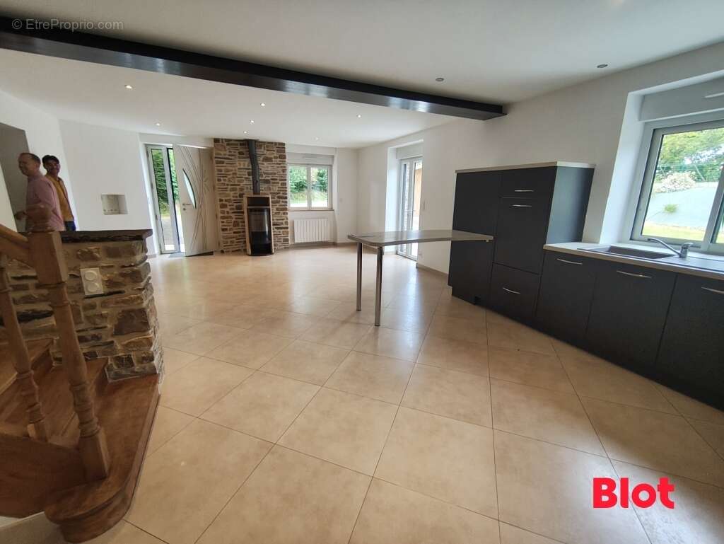 Maison 112 m² à Guipel  - photo 2