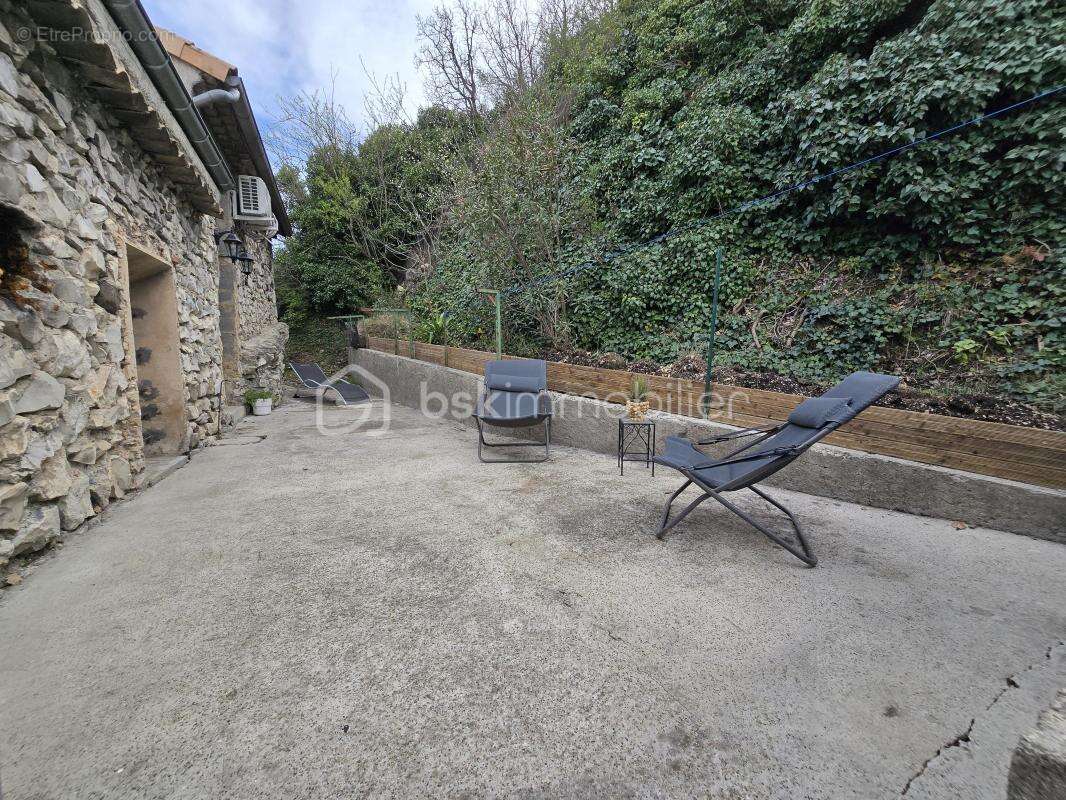 Immeuble en pierre avec ancien restaurant, appartement rénové et terrain de 2900 m² – Fort potentiel – Le Teil - photo 8