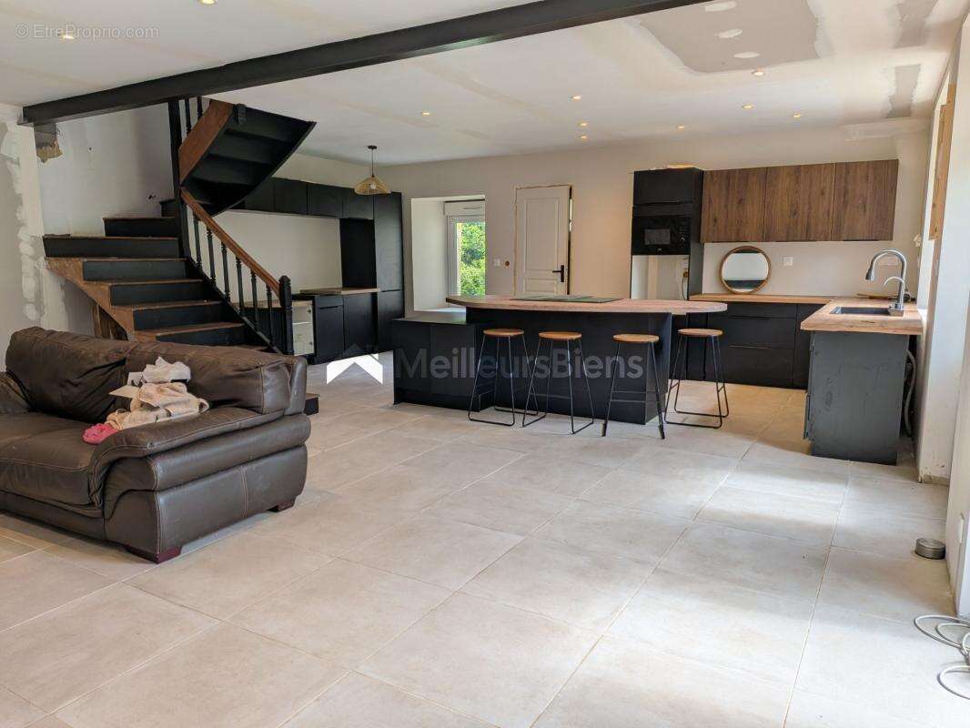 Maison familiale à Monteneuf 4 chambres terrain de 1810 m² - photo 2