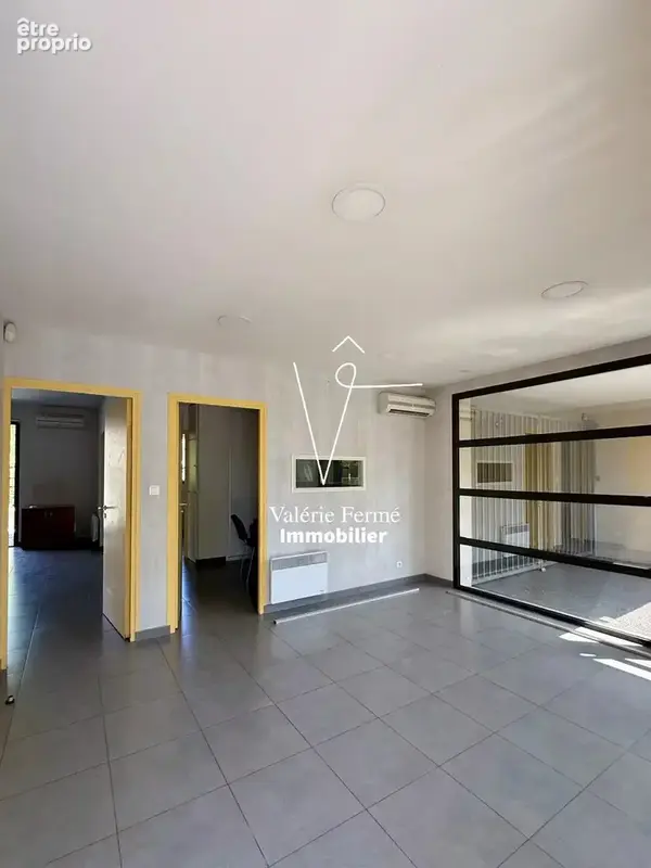 Local Professionnel, 78 m2, plain-pied, 3 places de stationnement privatives - Pessac-Centre. - photo 2