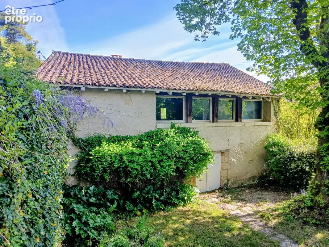 Belle propriété à rénover, comprenant un logement d'amis et offrant une vue sur un vallon boisé. - photo 14