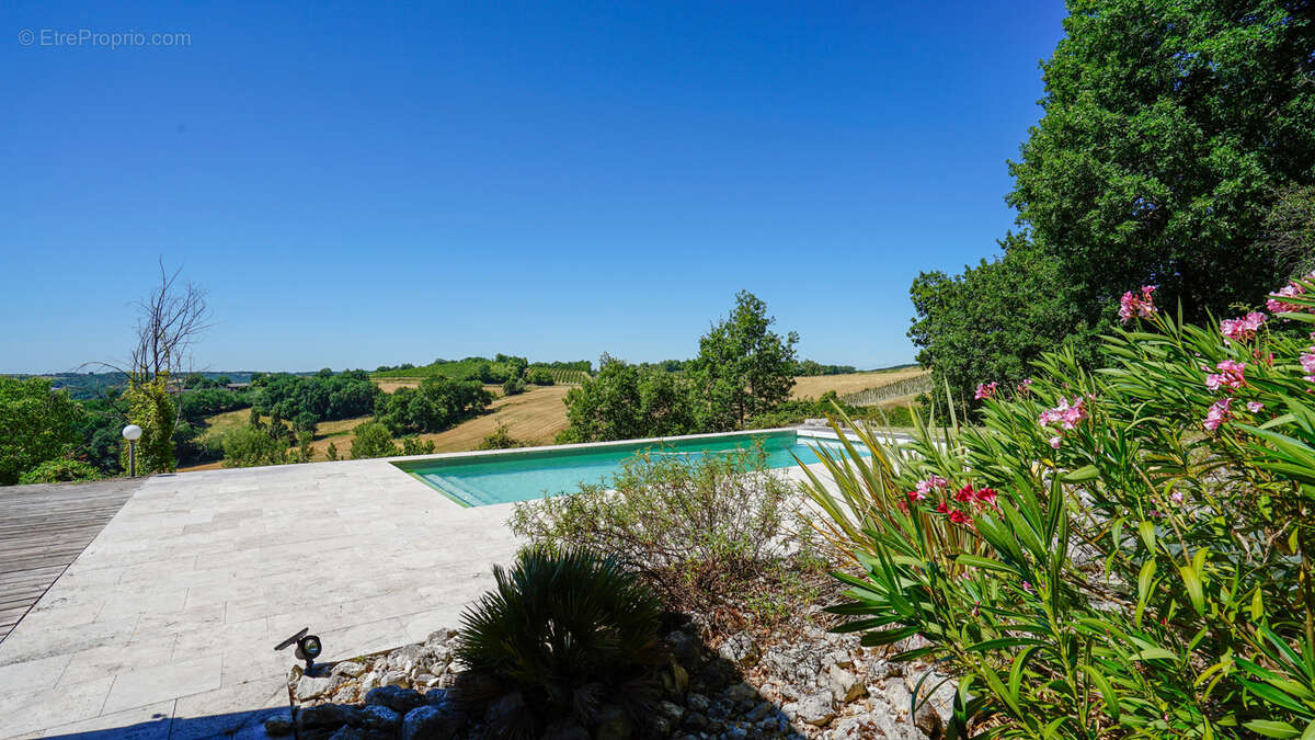 Propriété de caractère en pierre avec vue dominante, piscine et dépendance - photo 11