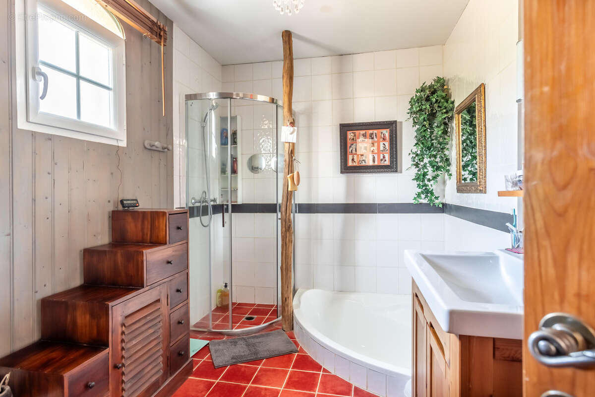 Propriété de campagne avec piscine, annexe, terrain, garage et lac - photo 47