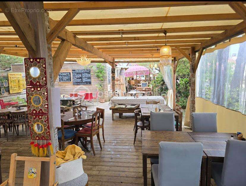 Commerce à SAINT-JULIEN-EN-BORN