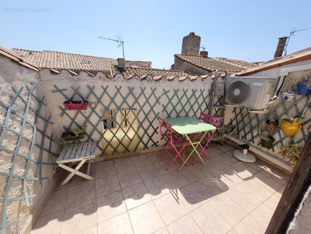 FLEURY Charmante Maison de Village de type III très bien entretenue et disposant d'une terrasse. - photo 1