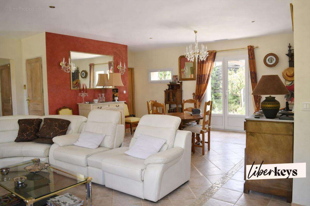 À vendre – Élégante propriété avec piscine et oliveraie à deux pas du magnifique village de Cotignac - photo 3