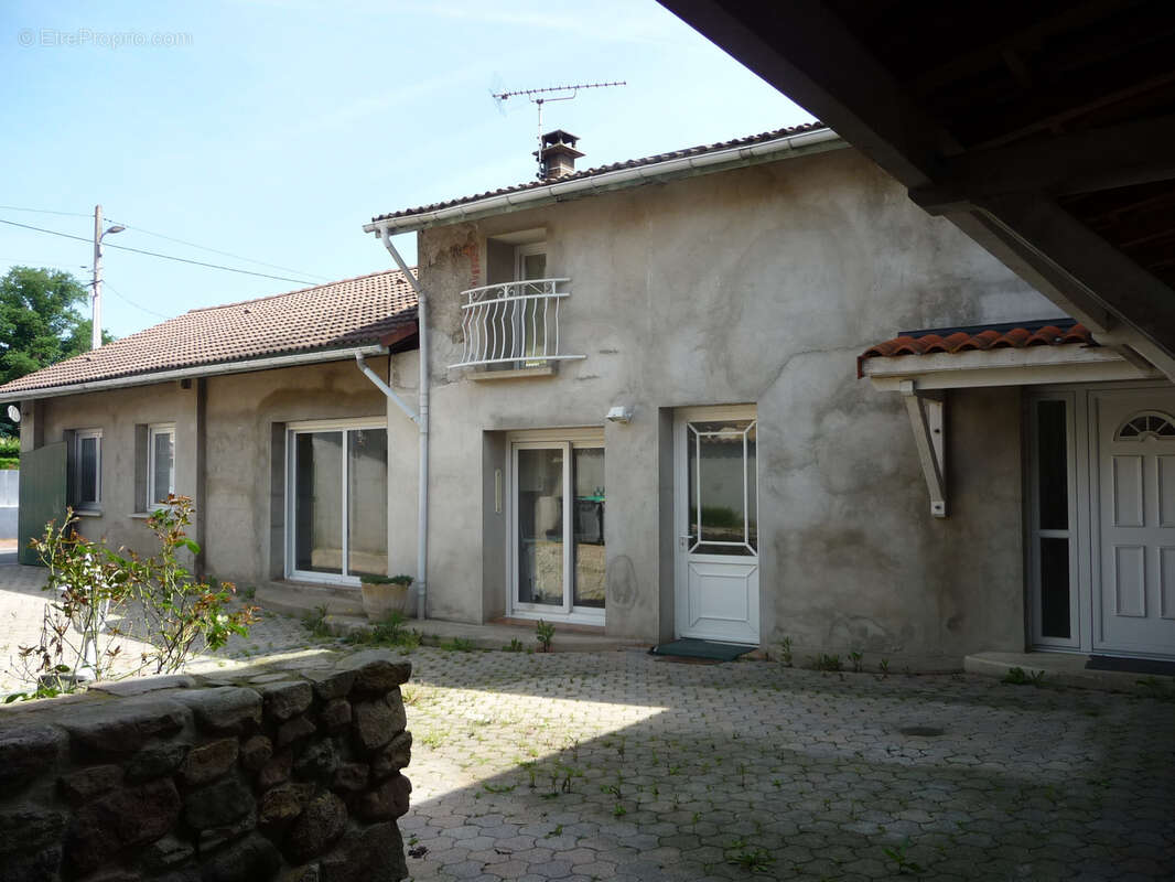 Maison à SAINT-ROMAIN-LE-PUY