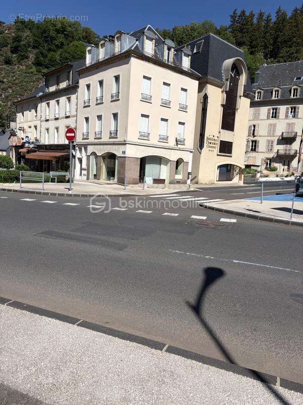 Immeuble 155 m² – Local commercial + 3 appartements – La Bourboule – 285 000 € FAI - photo 3