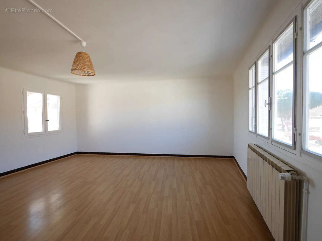 Chambre parentale, double exposition - Appartement à SAINT-CHRISTOL-LES-ALES