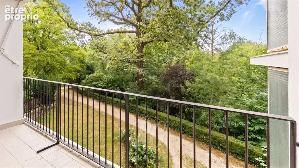 Découvrez cet élégant appartement traversant dans une résidence arborée - photo 2