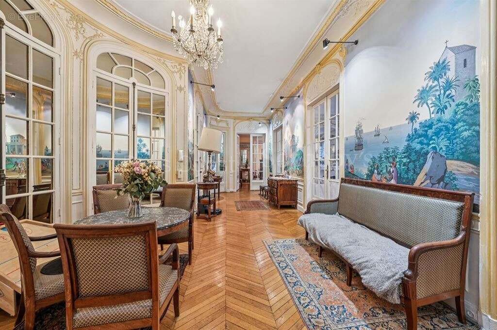Appartement à PARIS-16E