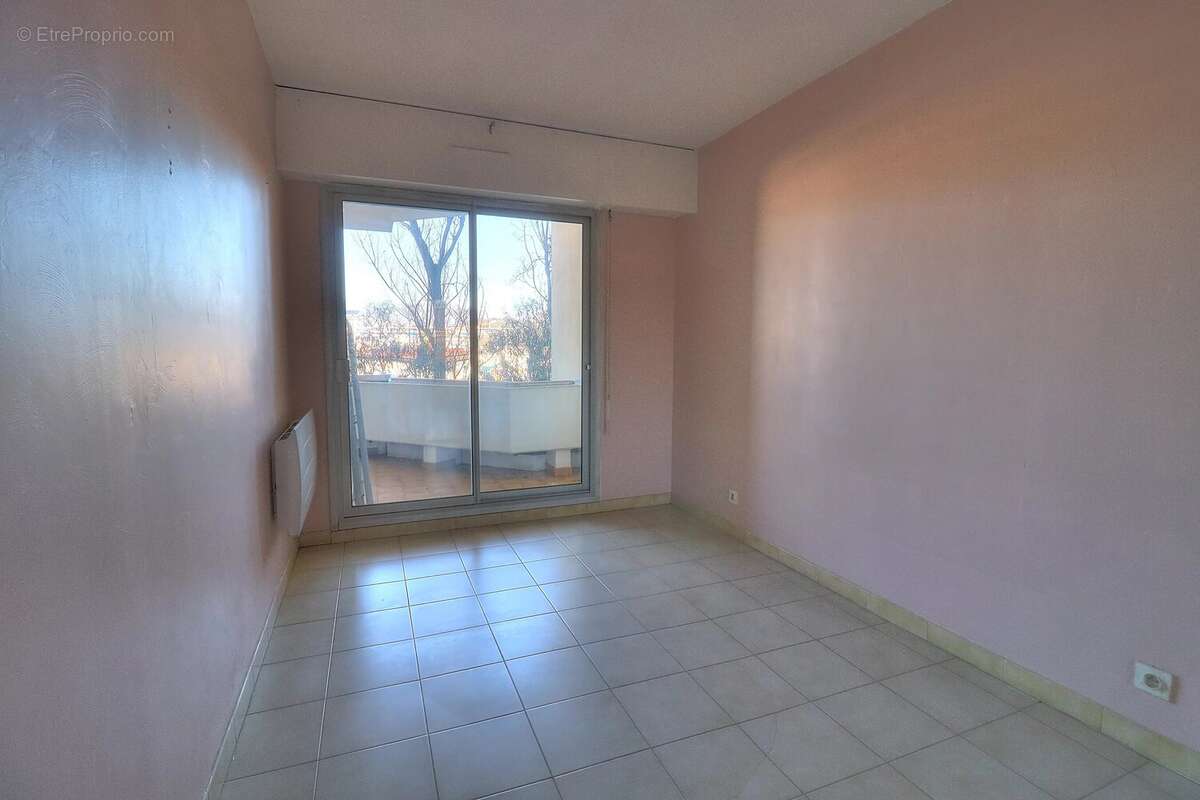 Cannes La Bocca – 3 pièces 67 m² avec vue mer et parking sécurisé - photo 8
