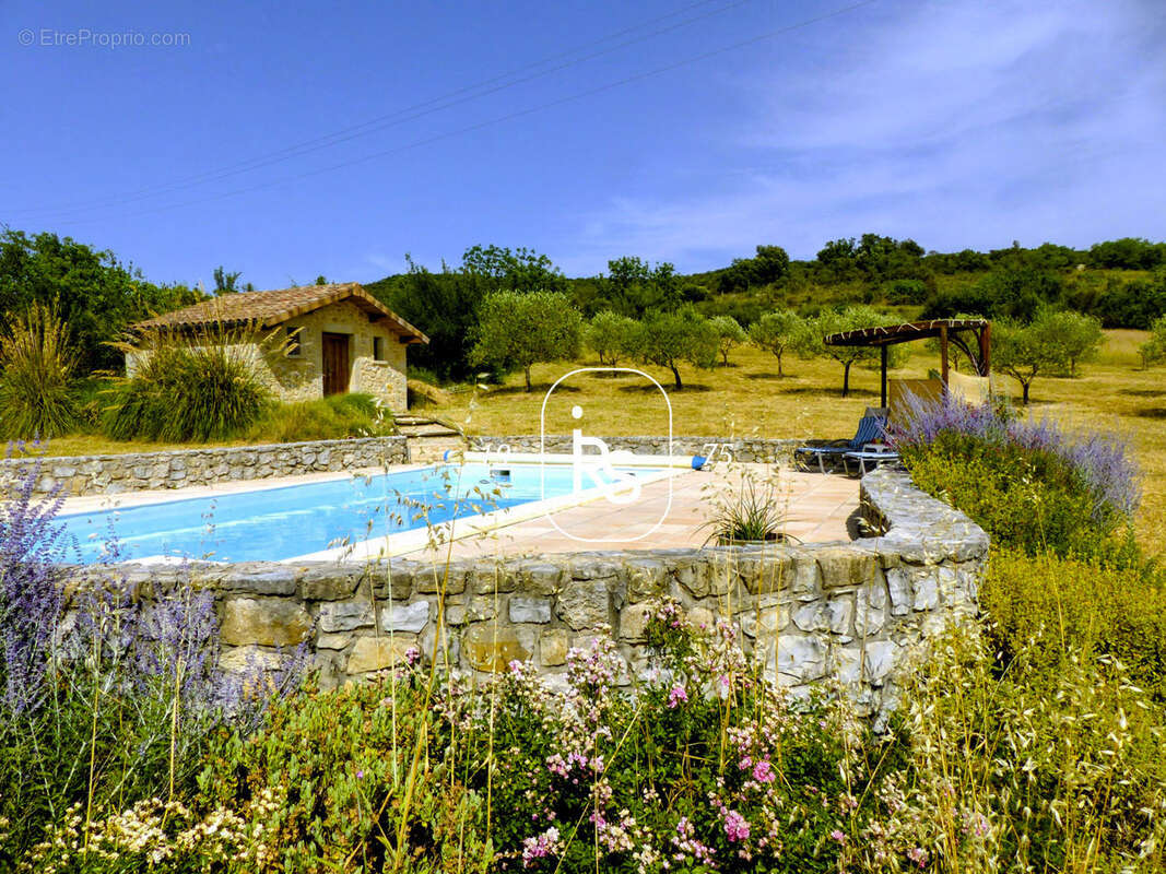 Une villa de caractère de 124 m2 avec piscine, garage et dépendances sur 4300 m2 de terrain avec oliviers. - photo 24