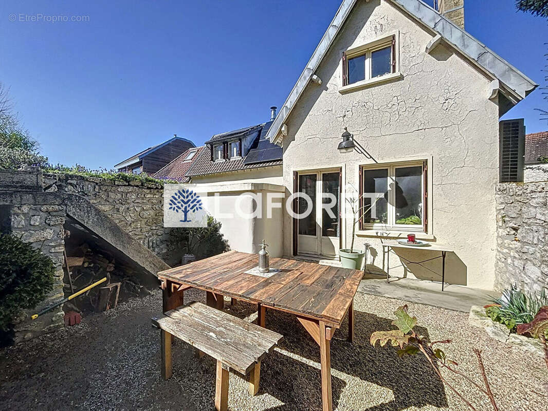 Maison à THIVERVAL-GRIGNON