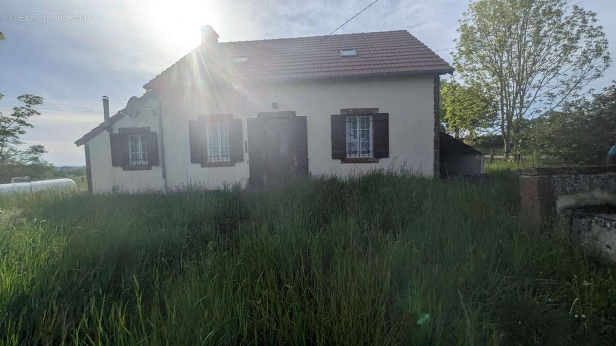 Maison de campagne avec toit récent et dépendances - photo 2