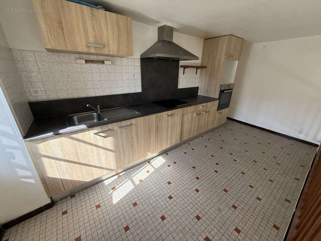 Maison à SAINT-VICTOR-ET-MELVIEU