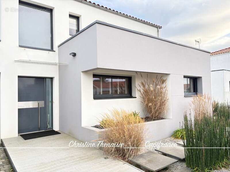 Maison contemporaine Beaux volumes - 5 chambres - Pergola - Garage SAINT GILLES CROIX DE VIE (85) - photo 4