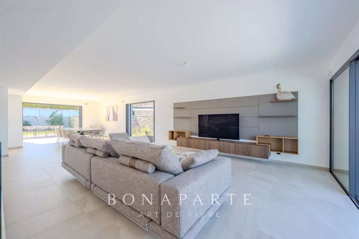 SAINT-TROPEZ GASSIN Exclusivité : Superbe villa-appartement en duplex avec vue mer exceptionnelle - photo 13