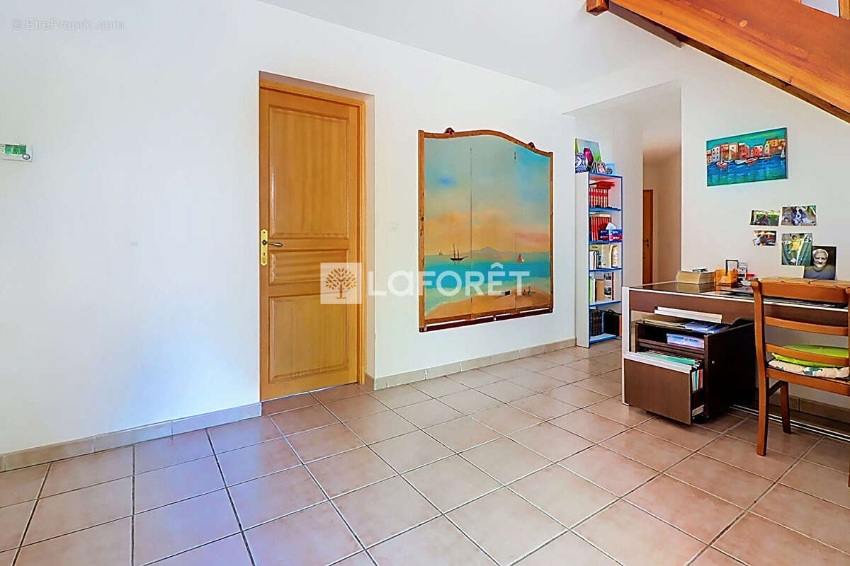 Maison familiale 165 m² - 5 chambres - grand garage -j ardin arboré et piscine - Périgny - photo 12