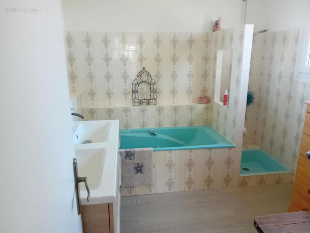 Salle de bain du rez de jardin  - Maison à ARCAMBAL