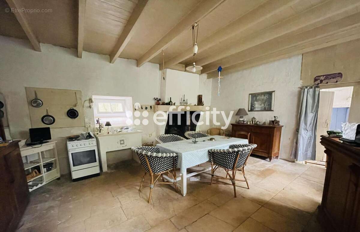 Maison 329 m² à Fontaine-Chalendray  - photo 8