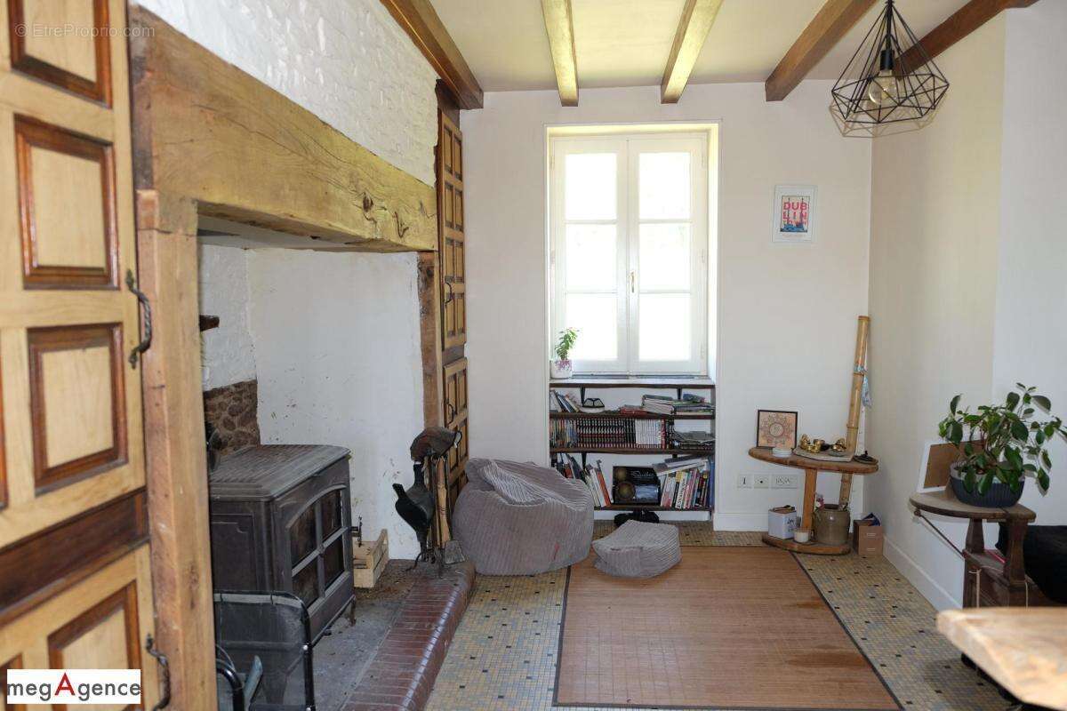Maison à SAINT-GERMAIN-LES-VERGNES