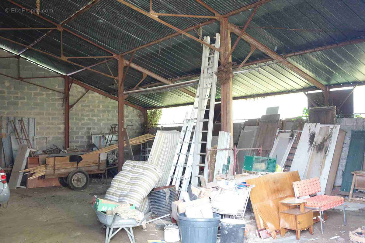 Maison en pierre à rénover avec dépendances et grand terrain de 5200m2 - photo 6