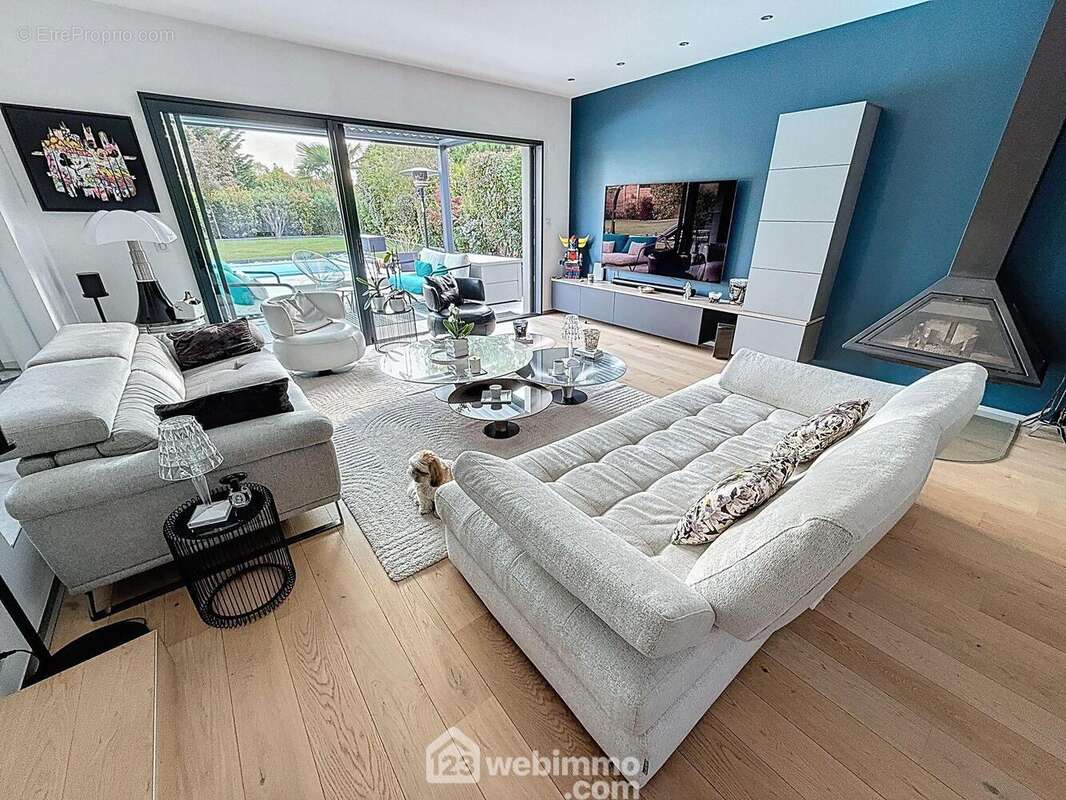 ...avec cheminée à insert, - Maison à SAINTE-GENEVIEVE-DES-BOIS