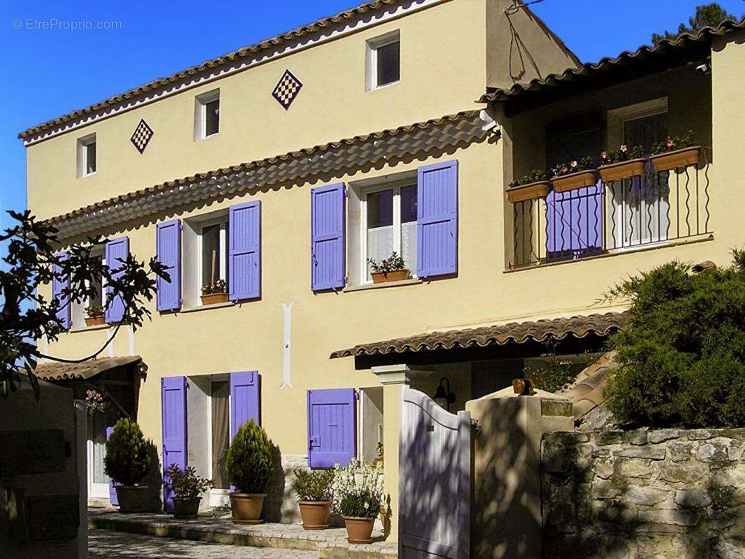 EXCLU, proche FORCALQUIER, Belle MAISON DE VILLAGE de 126 m²  avec terrasses, jardin et cour - photo 11