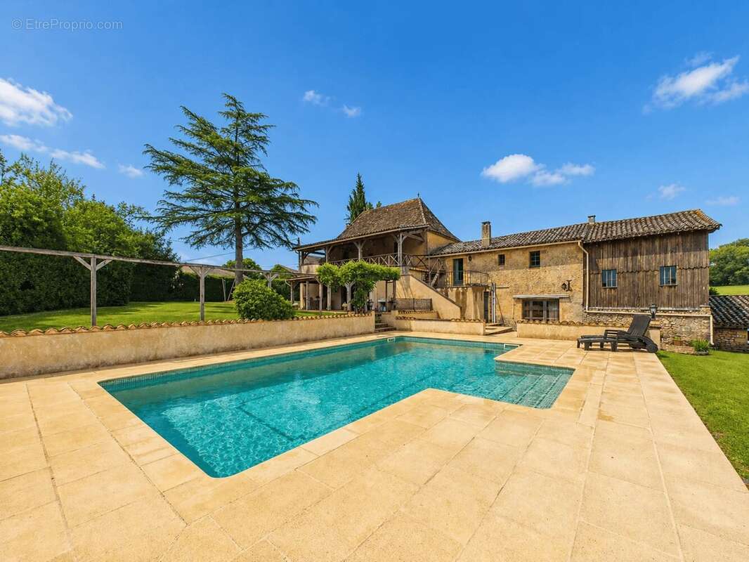 Belle maison de maître en pierre située dans un paysage vallonné en pleine campagne - photo 2