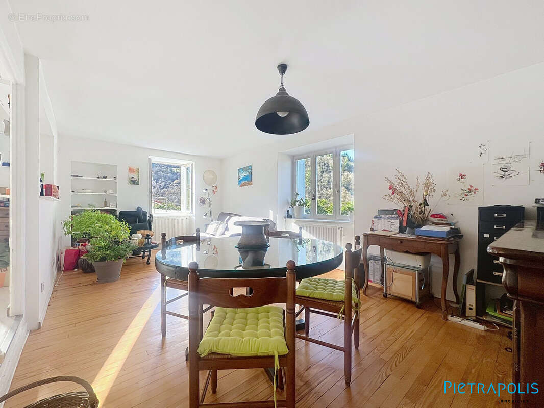 Maison 92 m² à Joux  - photo 4