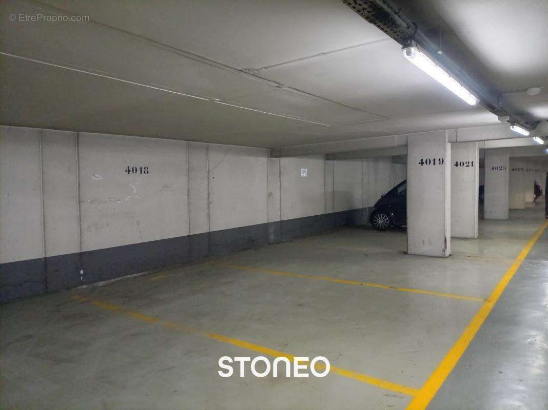 Parking à PARIS-8E
