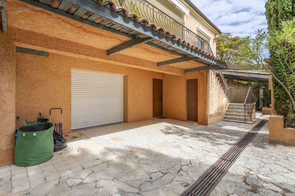 Maison à SIMIANE-COLLONGUE