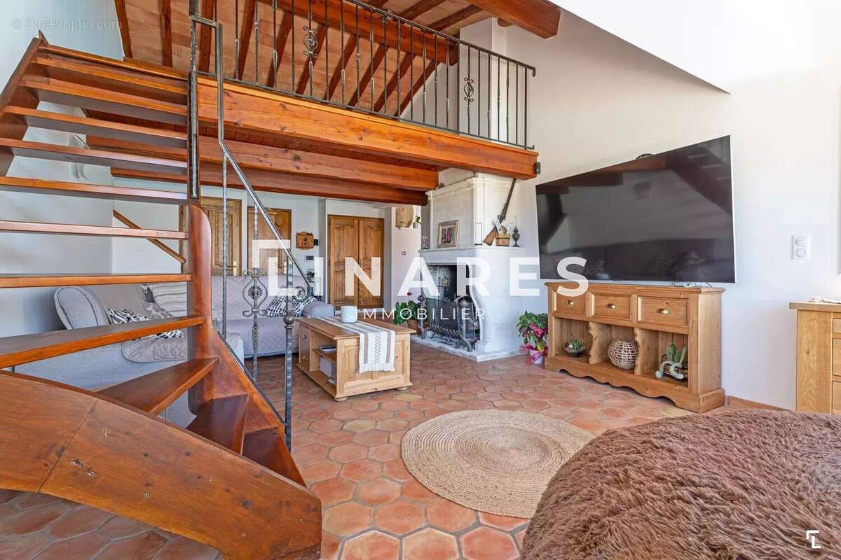 LA CEYRESTAINE  - Villa T7 de 225m2 - Terrain 759m2 - PISCINE - 13600 CEYRESTE - photo 10