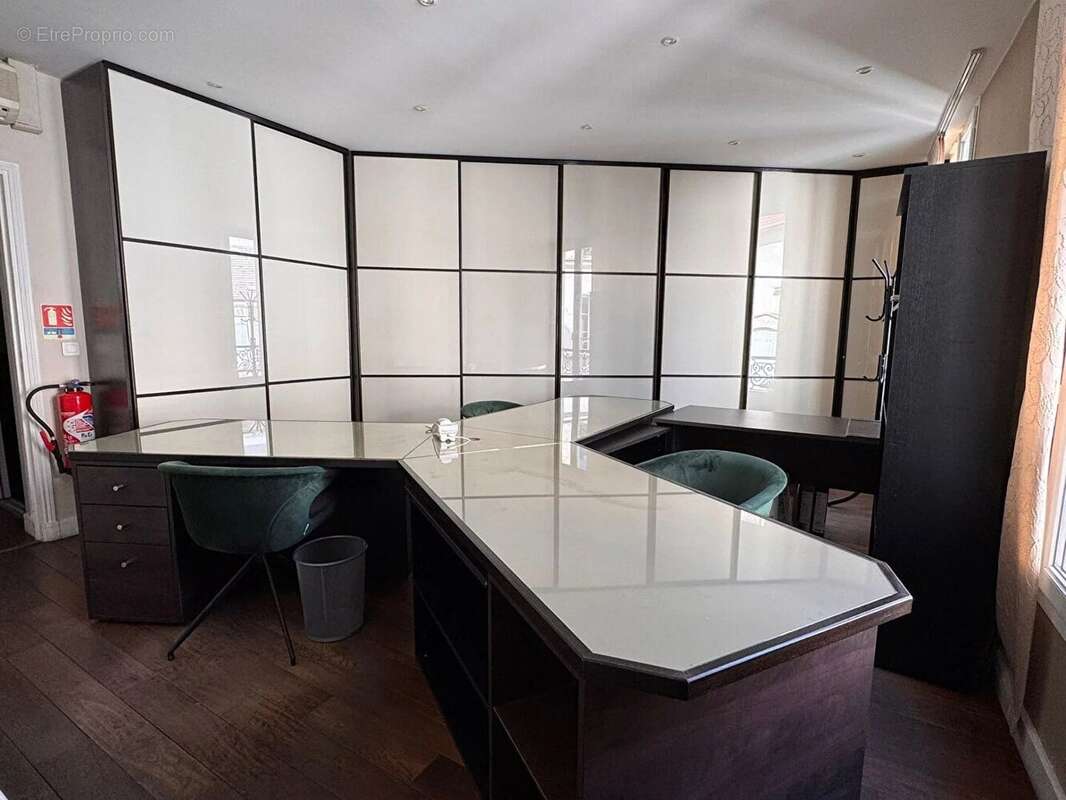 Paris-2ème-Ensemble de bureaux 97.20M² - photo 3