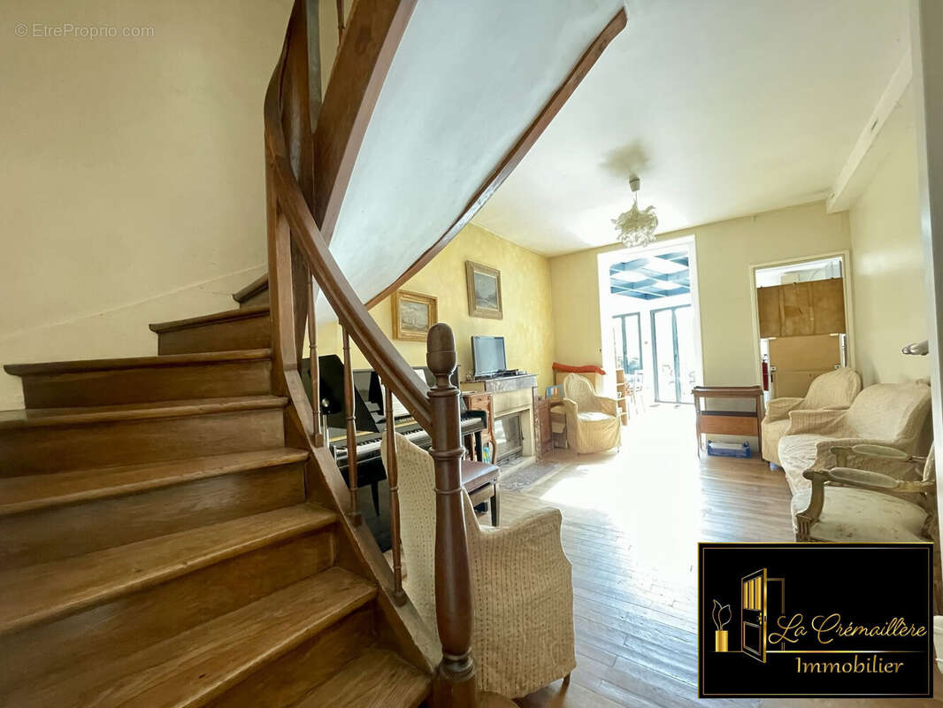 Escalier et séjour maison Dourdan  - Maison à DOURDAN