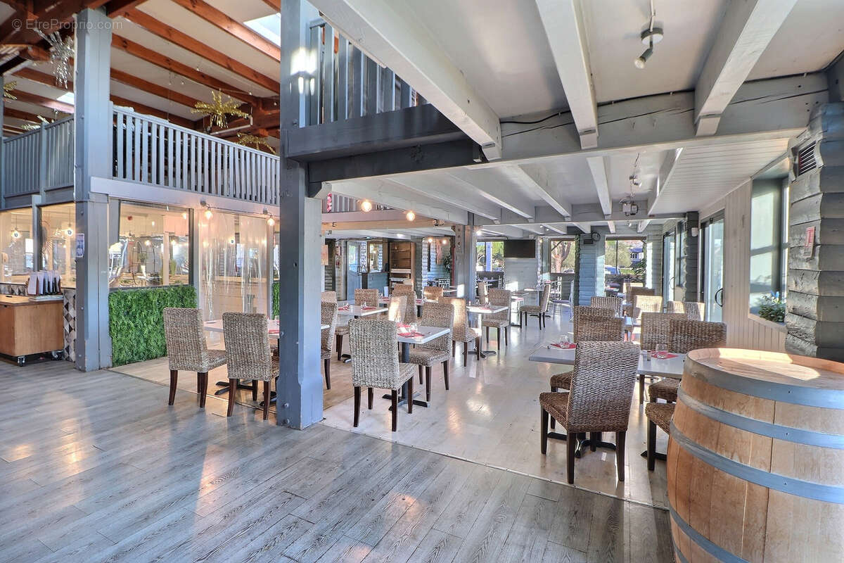 Commerce à SAINT-JEAN-DE-VEDAS