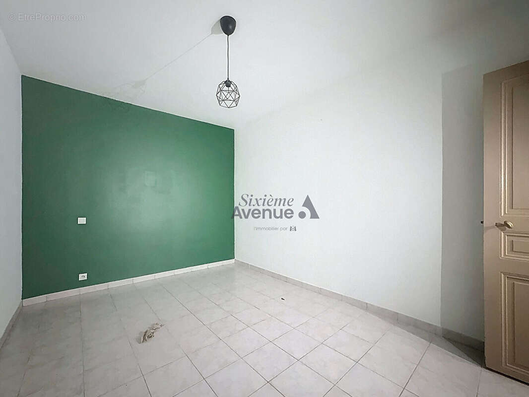 Commerce à SAINT-CLEMENT-DE-RIVIERE