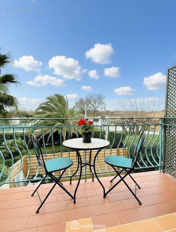 Un balcon fonctionnel pour vos moments de détente en extérieur. - Appartement à GRIMAUD